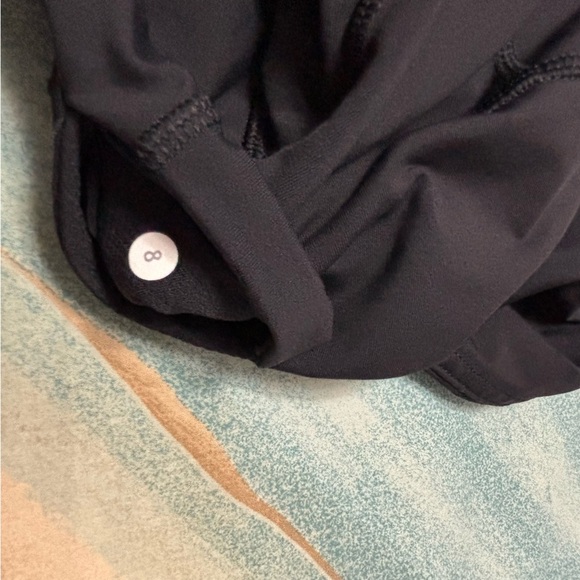 Lululemon women’s shorts size 8 black train shorts - Picture 4 of 4